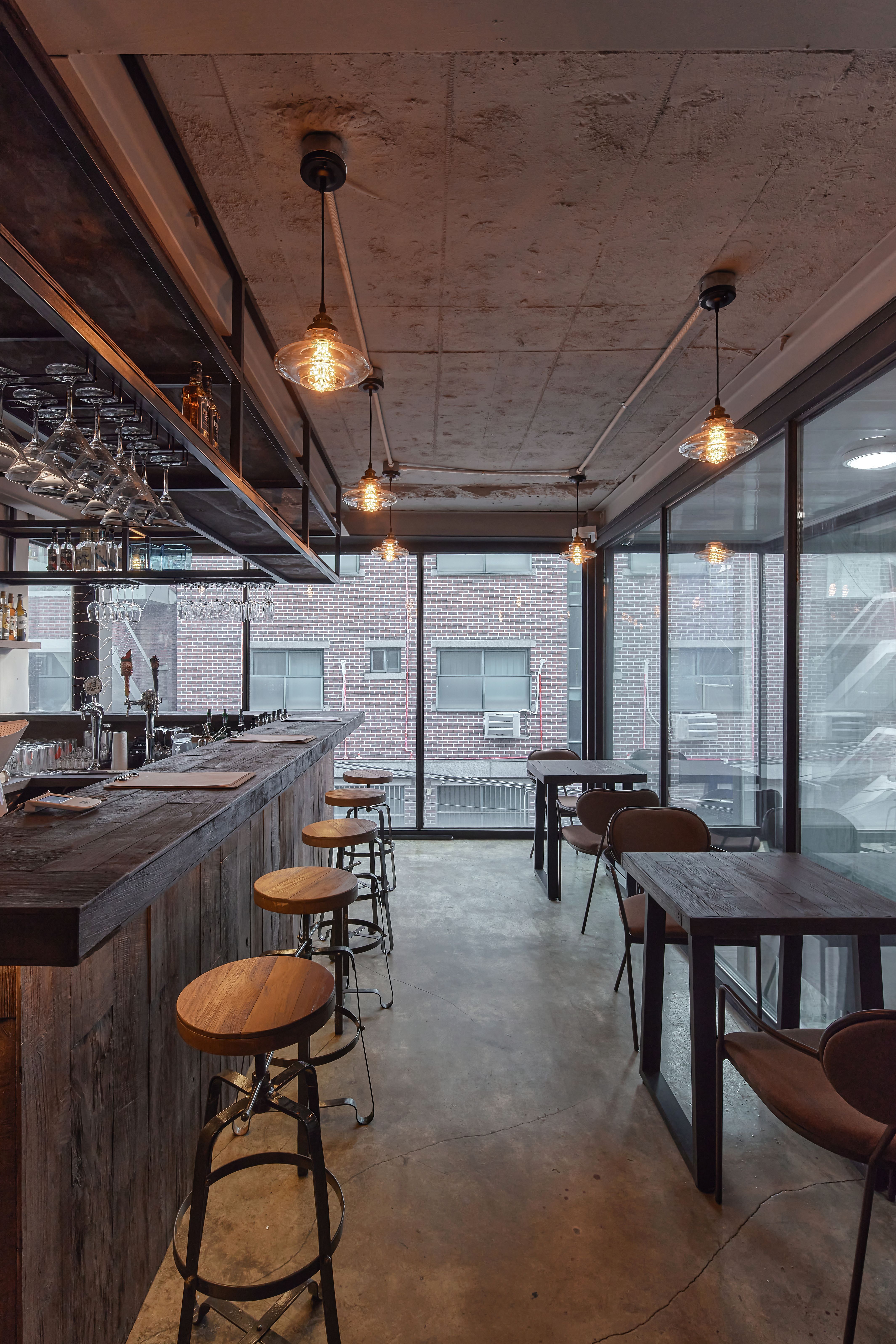 Clumsy Bar, Yeonnam bar interior